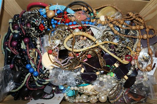 Qty costume jewellery